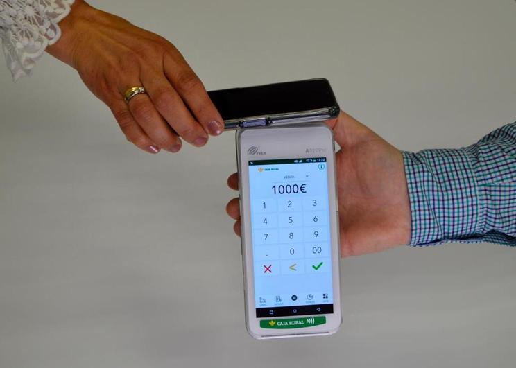 Imagen de un pago con el teléfono móvil a través de un datáfono de última generación