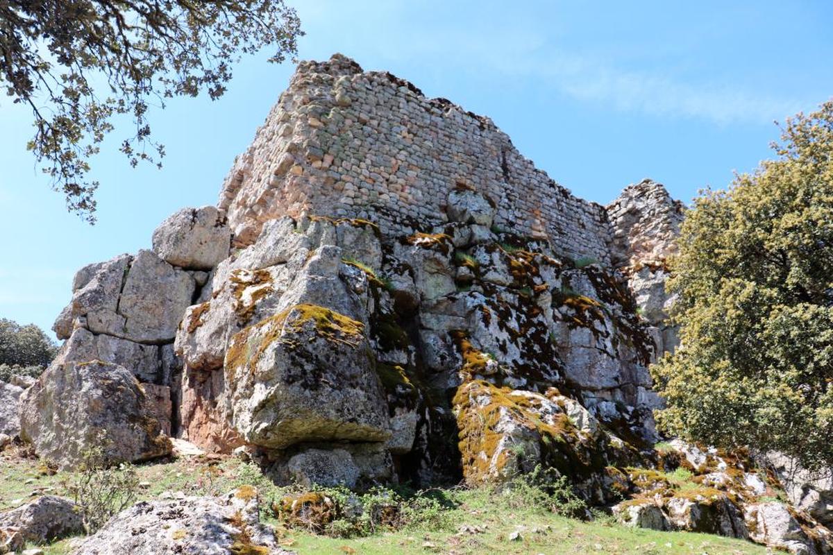 Imagen de los restos del castillo de Santa Cruz, en término de la entidad local de Navagallega.