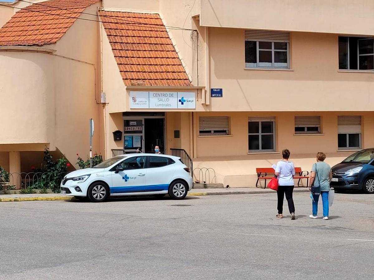 Usuarios llegando en la mañana del pasado viernes al centro de referencia del área de salud en Lumbrales