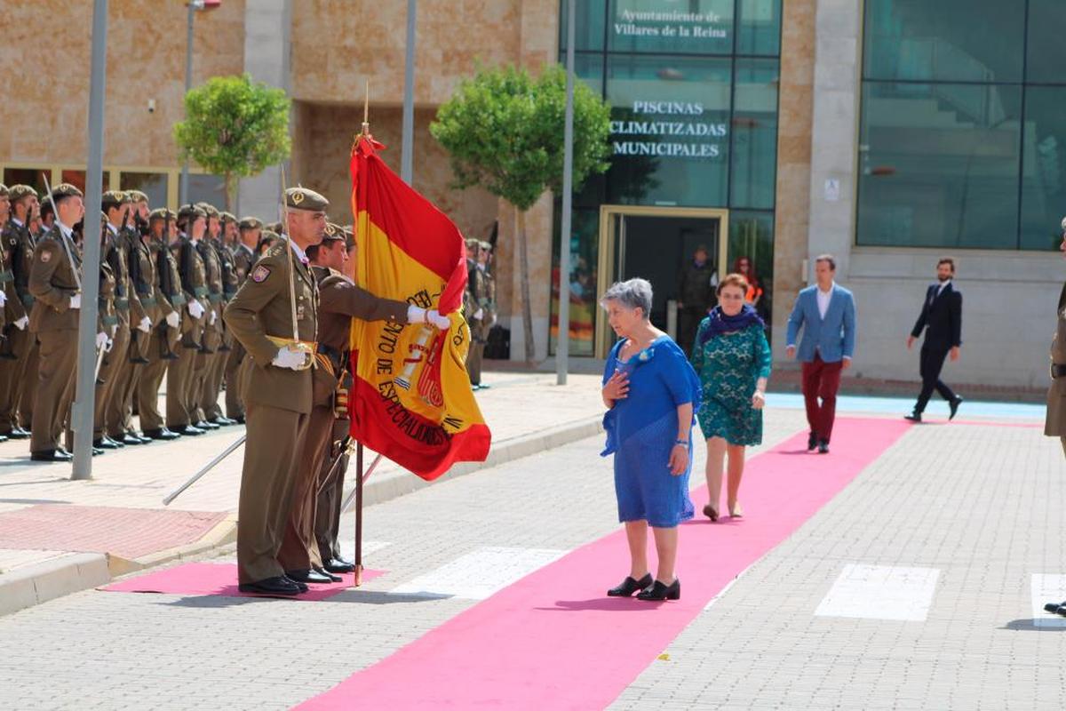 Momento del desfile militar que protagonizó el Regimiento de Especialidades de Ingenieros número 11 de Salamanca en Villares de la Reina