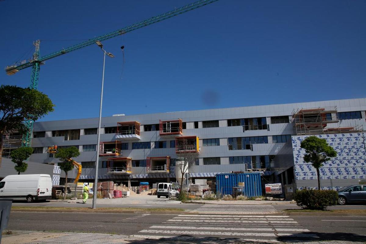 Aspecto exterior de las obras muy avanzadas de la residencia de mayores de Puente Ladrillo