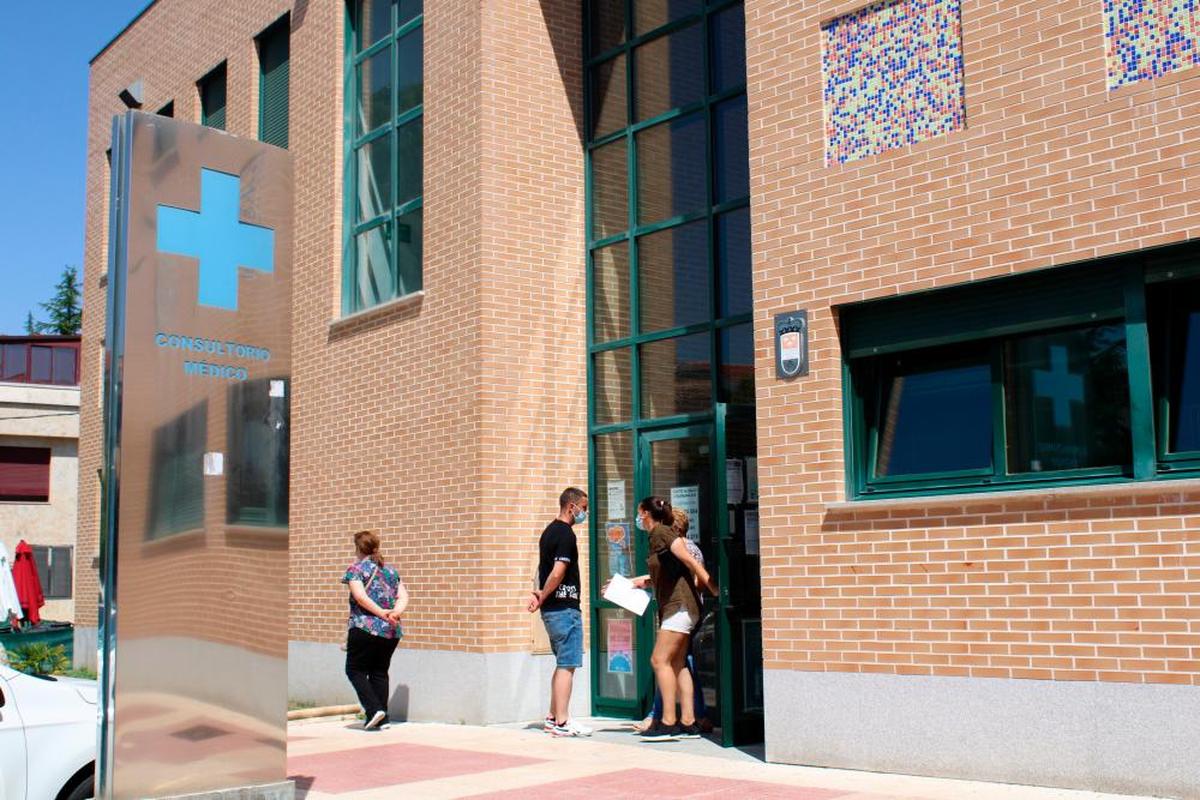 Usuarios del consultorio médico de Carbajosa saliendo del edificio.