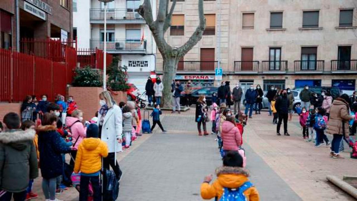 Un grupo de niños a la puerta del Colegio Rufino Blanco