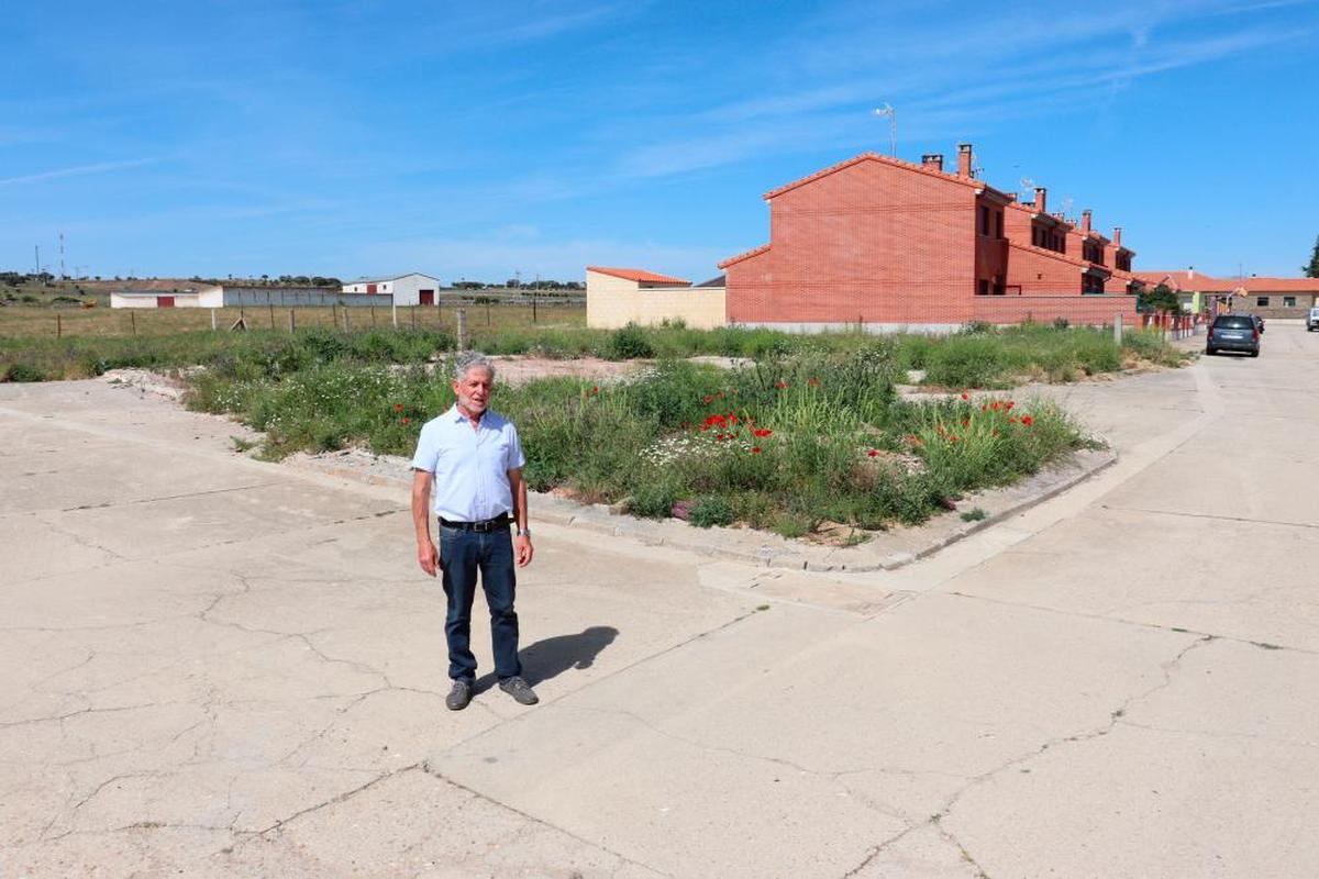 El alcalde, Isidro Herráez, muestra la zona reservada para las cuatro nuevas viviendas de protección oficial. Construirá una más en otra zona del pueblo