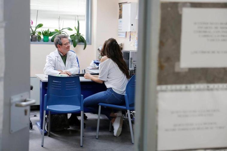 Recreación de una consulta presencial en un centro de salud de la capital