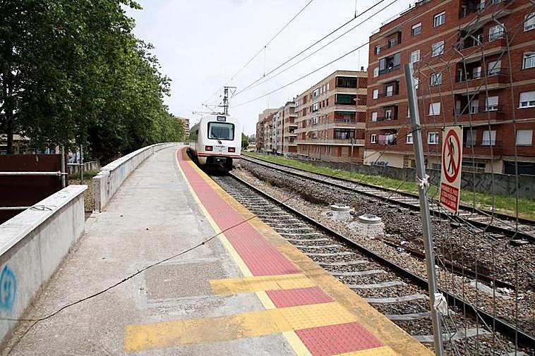 El apeadero de La Alamedilla, cuyas obras están aún por completar pendientes de la electrificación hasta Fuentes de Oñoro