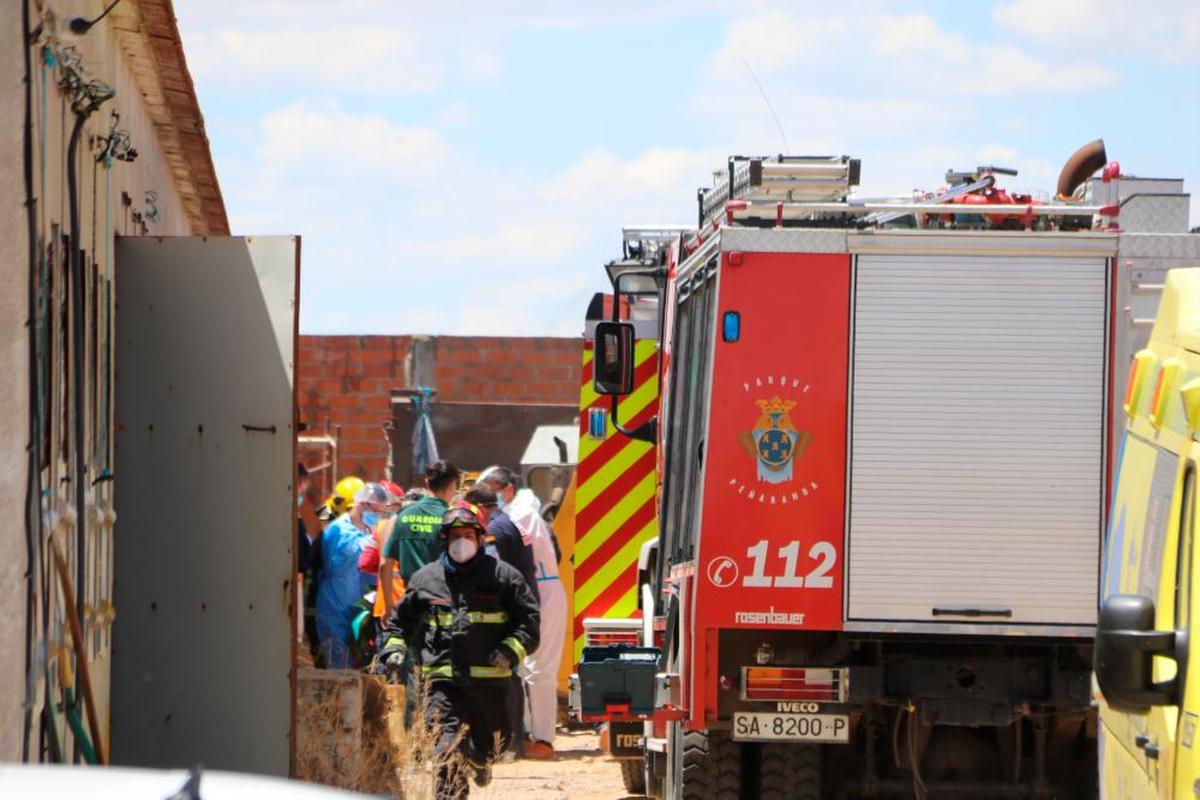 Los servicios de emergencia durante los trabajos para liberar a la víctima.