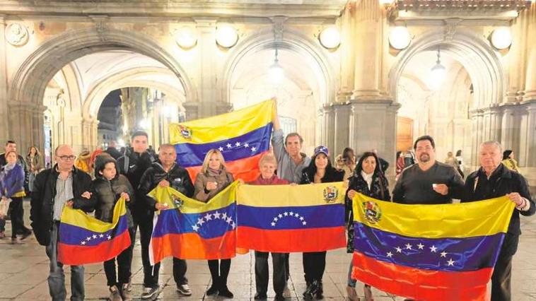 Venezolanos en una concentración en la Plaza Mayor contra el Gobierno de Maduro