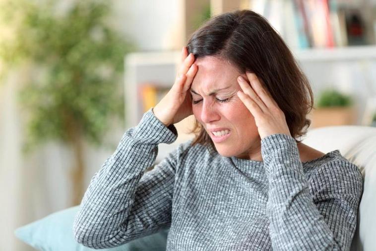 Una mujer sufriendo una migraña