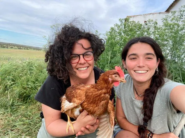Alejandra Gonzélez y Paula Perulero con una de sus gallinas en Galinduste