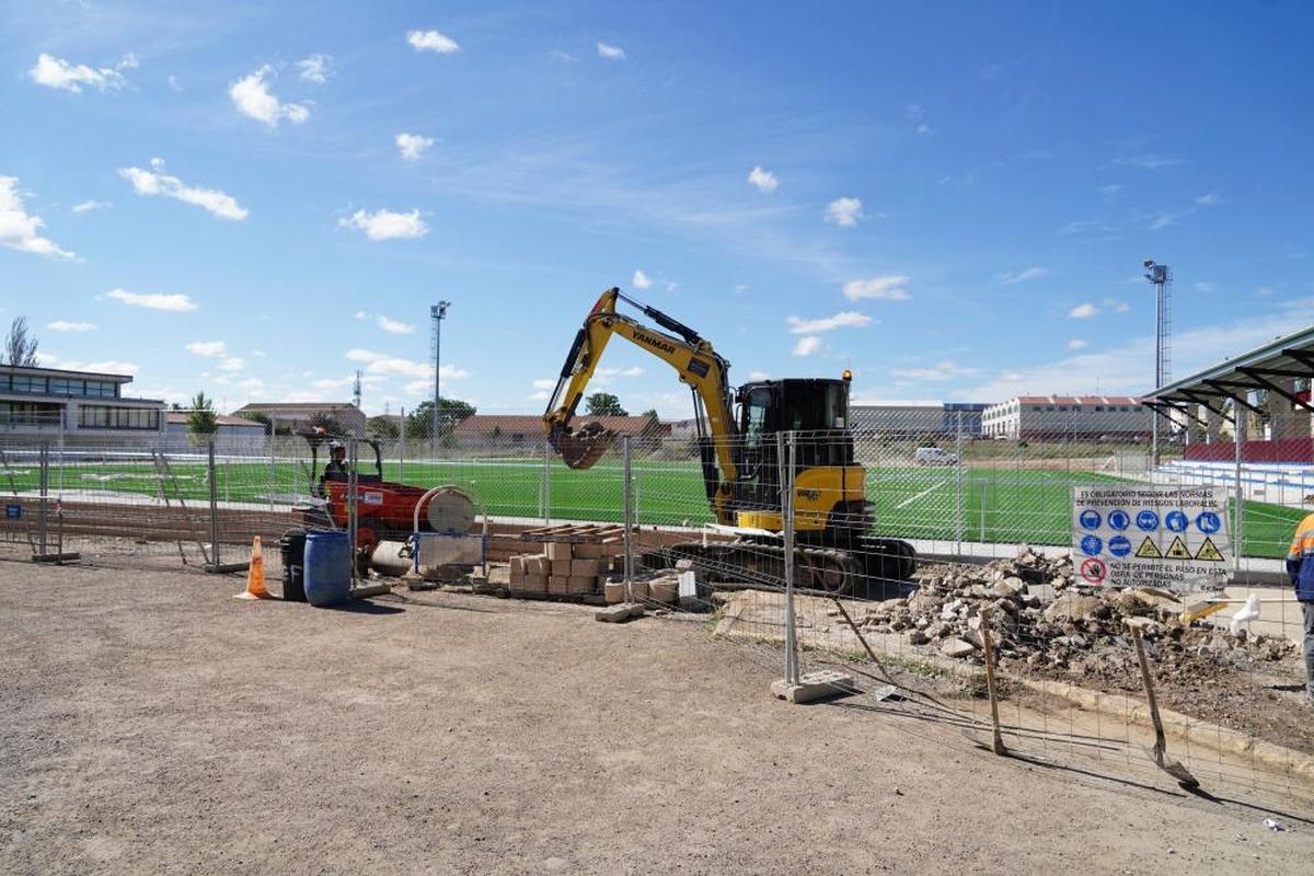 Una miniexcavadora trabajando este miércoles junto al muro que será retirado para ampliar el anexo.