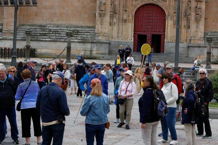 Un grupo de turistas escuchan las explicaciones de su guía en la plaza de Anaya