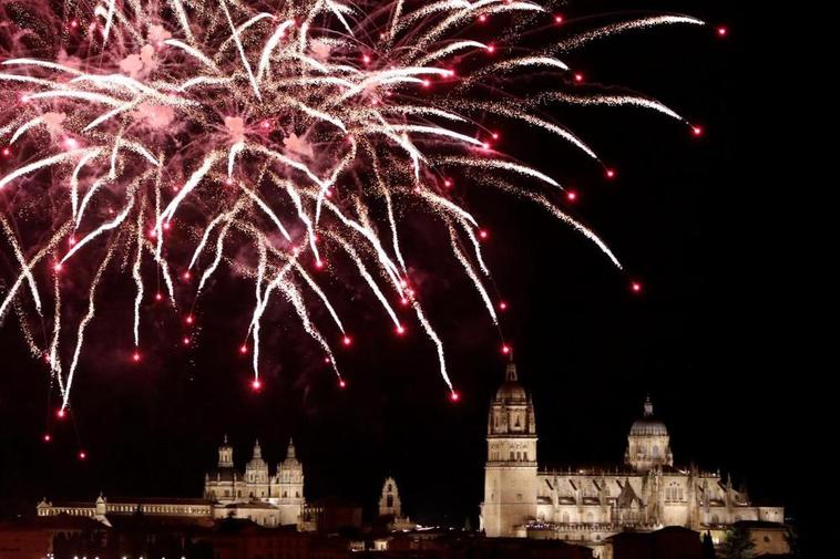 Fuegos artificiales sobre el cielo de Salamanca en las fiestas de la Virgen de la Vega de septiembre de 2019.