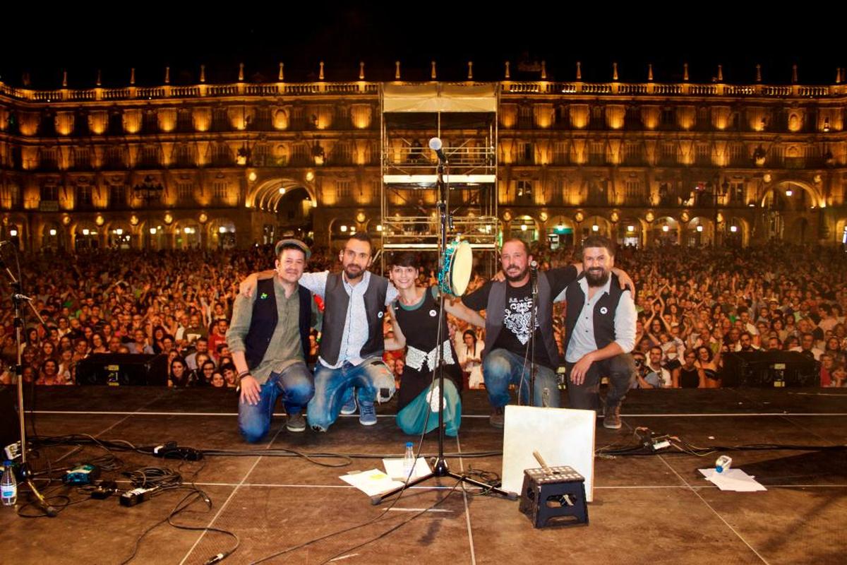 Actuación del grupo salmantino Folk on Crest en la Plaza Mayor