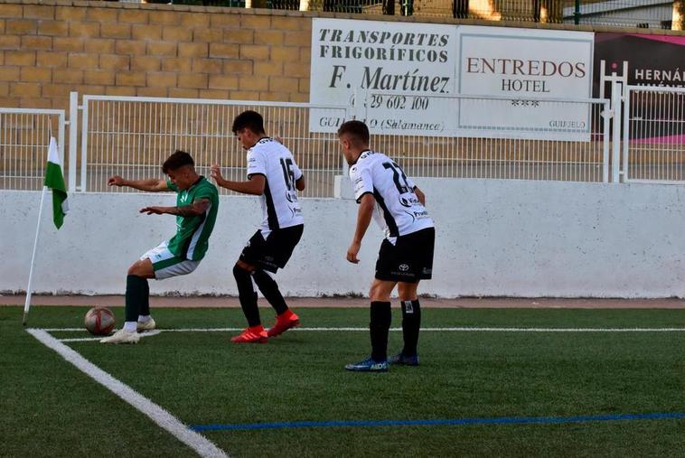 Caramelo defiende el balón durante un partido