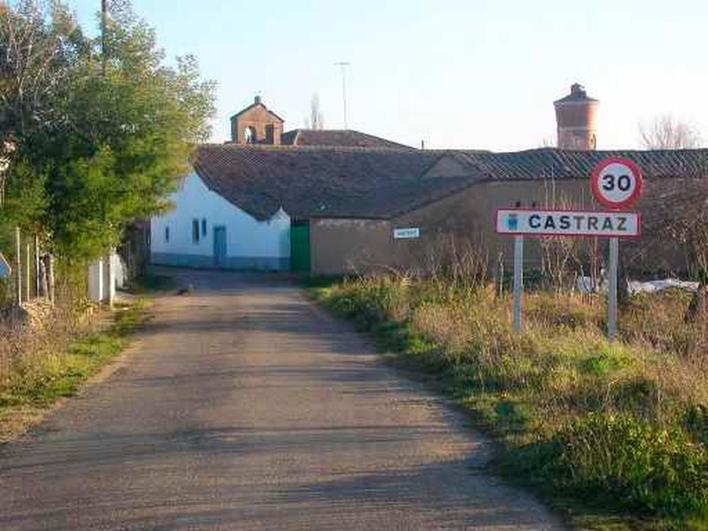 Uno de los accesos por carretera a la localidad salmantina de Castraz.