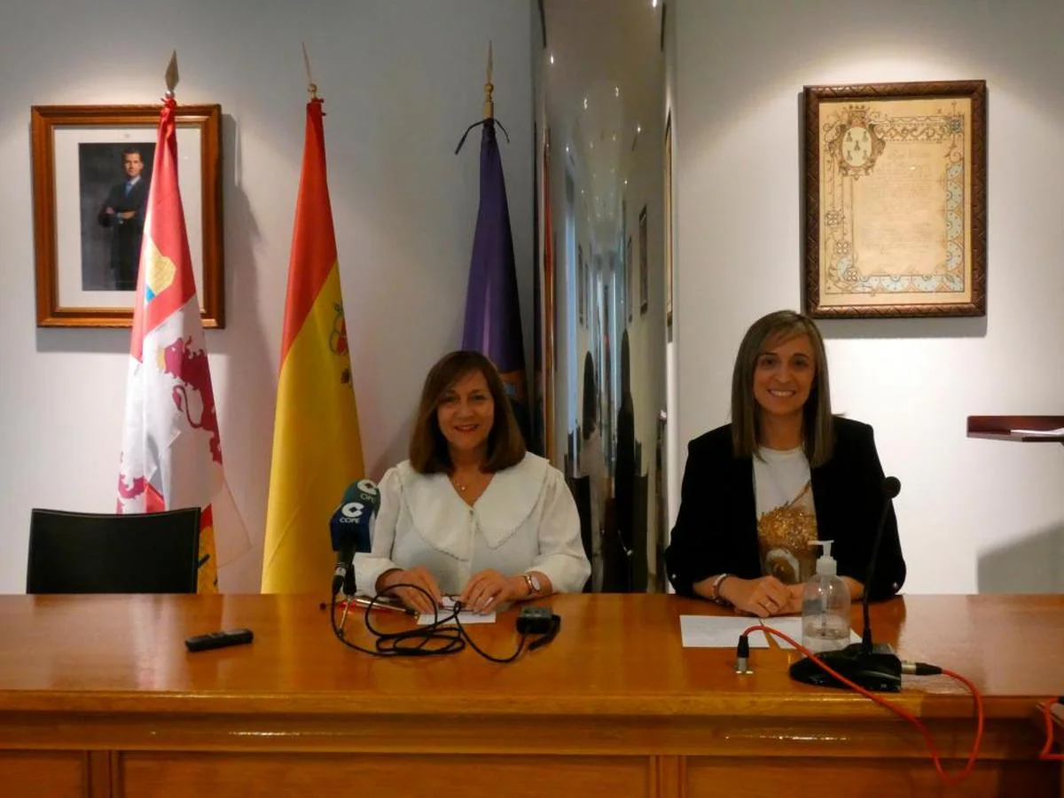 La alcaldesa Carmen Ávila y la concejala Fátima Manzano.