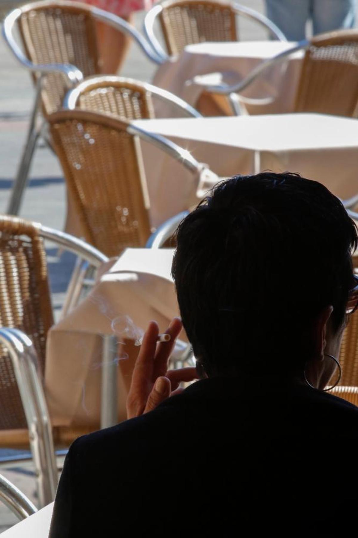 Una mujer fumando en la plaza Mayor de Salamanca.