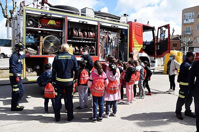 Escolares en una reciente actividad en el Parque de Bomberos de Vitigudino.