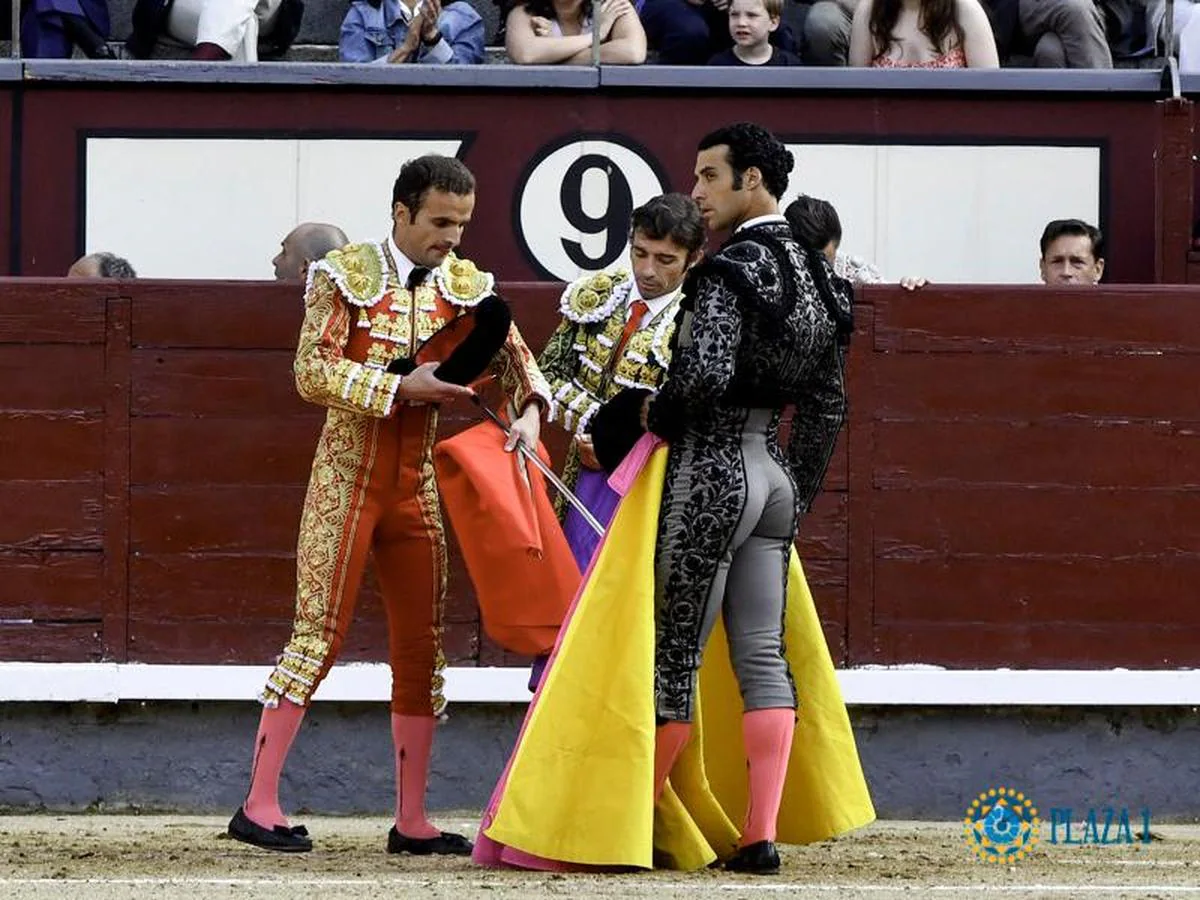 Momento de la confirmación de Damián Castaño, de manos de Fernando Robleño y de Morenito de Aranda