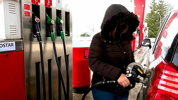 Una mujer reposta en una gasolinera