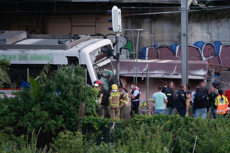 Al menos tres muertos y varios heridos al descarrilar un tren en Alemania