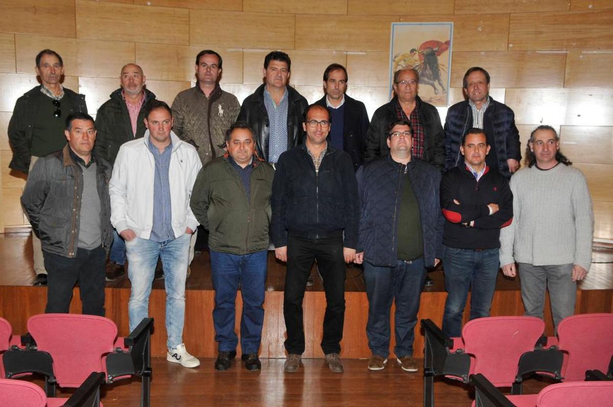 Imagen del grupo de trabajo en marzo de 2017, cuando se presentó en el recinto del mercado de ganados. Luego se unieron más colectivos y algunos han cambiado ya desde entonces de representantes.