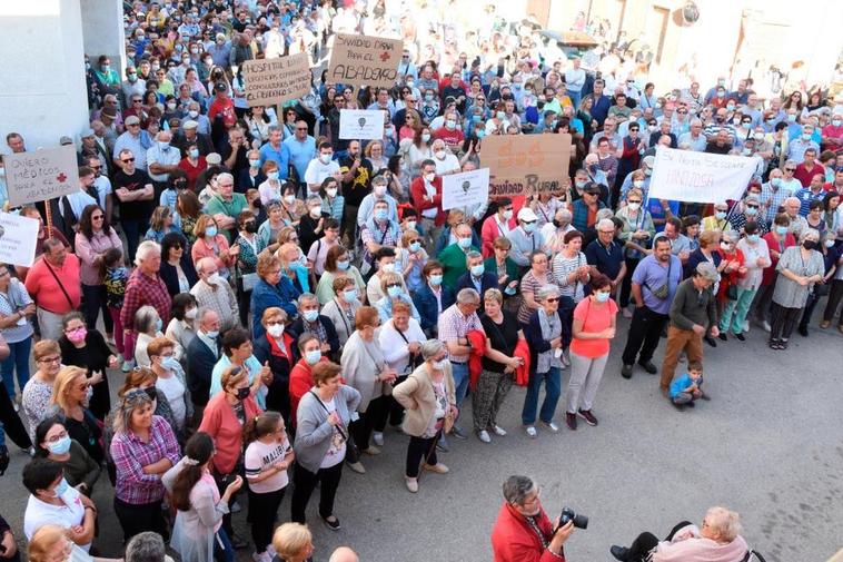 Miles de personas de El Abadengo se echan a las calles de Lumbrales para reclamar una sanidad digna