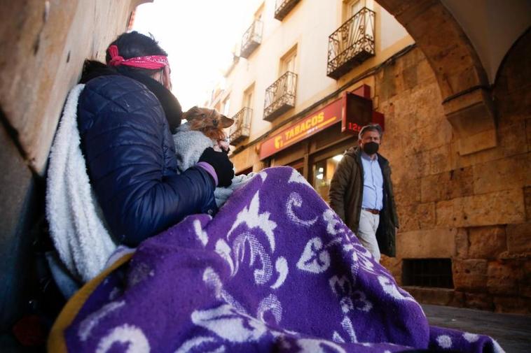 Una persona sin recursos, pidiendo ayuda en una de las entradas de la Plaza Mayor.