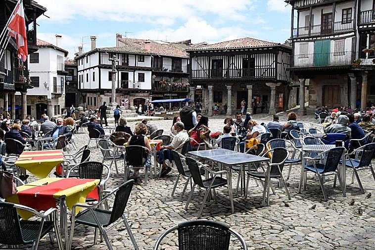 Visitantes disfrutando de la tradicional Plaza Mayor de la villa serrana de La Alberca.
