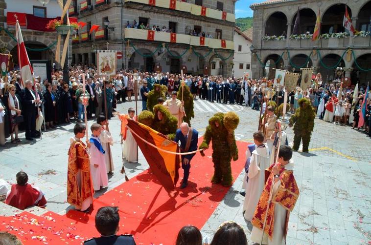 Imagen de la última rendición de las banderas en la Plaza de Béjar con presencia de los Hombres de Musgo.