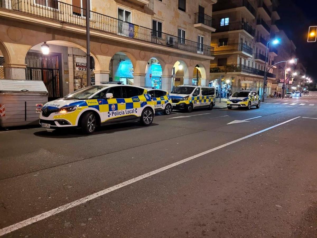 Patrullas de la Policía Local en la Gran Vía salmantina.