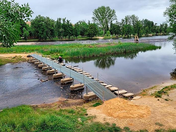 La pasarela sobre el río Águeda.