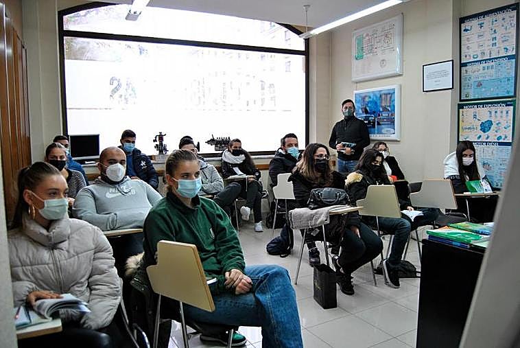 Asistentes a las clases intensivas de las Autoescuelas El Pilar