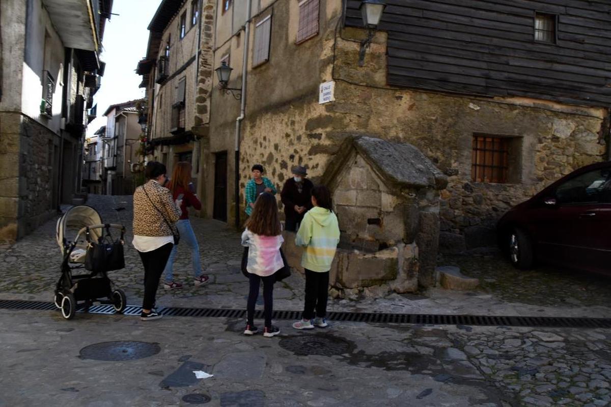 Vecinos de La Alberca, en la Sierra de Francia, junto a una de las fuentes públicas de la villa.