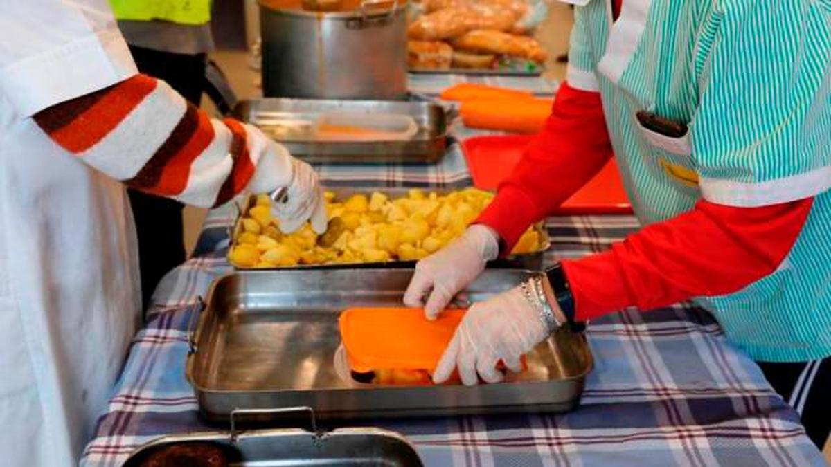 Un restaurante preparando fiambreras para llevar.