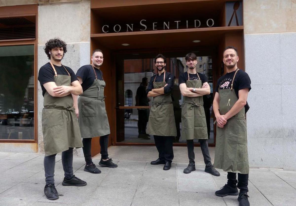 Carlos Hernández (izda.) junto a parte de su equipo