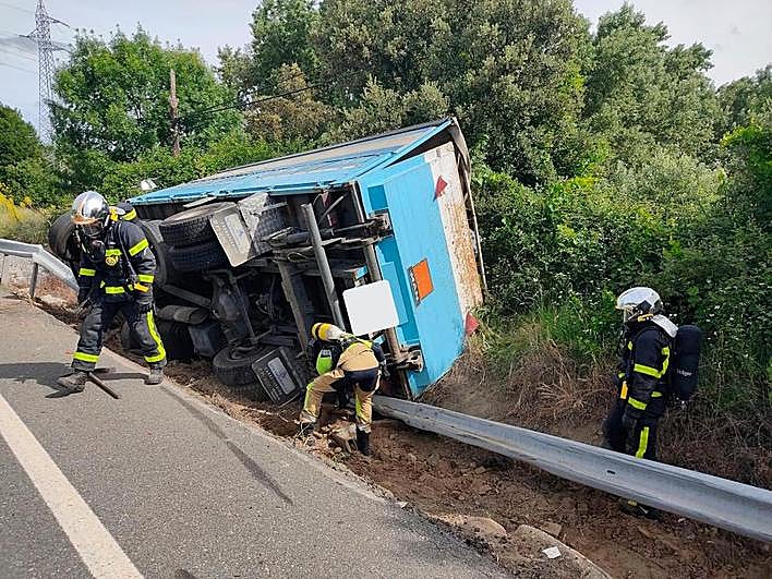 El camión volcado en El Tiemblo
