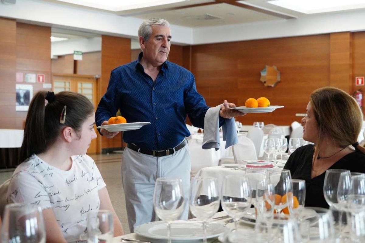 Ángel Calvo, maitre en el Hotel Bardo-Recoletos Coco, enseña a sus “alumnos” cómo poner la mesa, cómo servir y recoger los platos a los comensales.