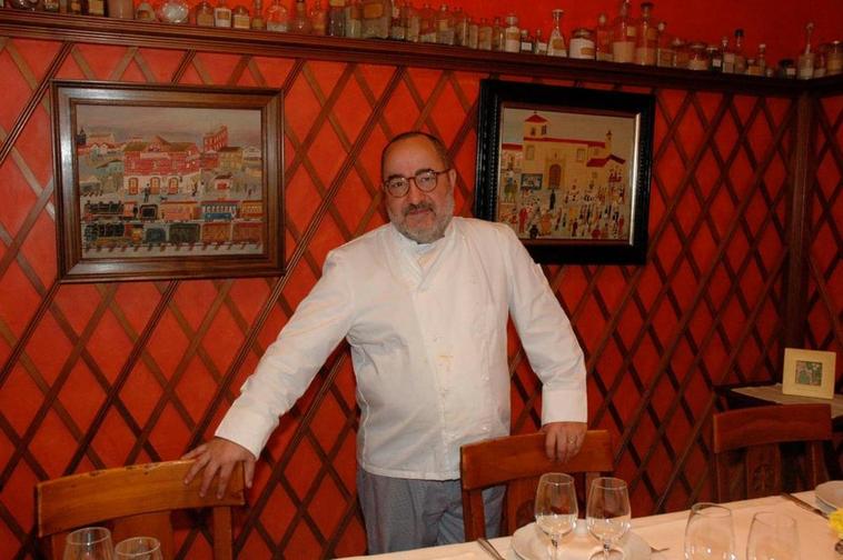 Víctor Salvador posando en el restaurante Chez Víctor