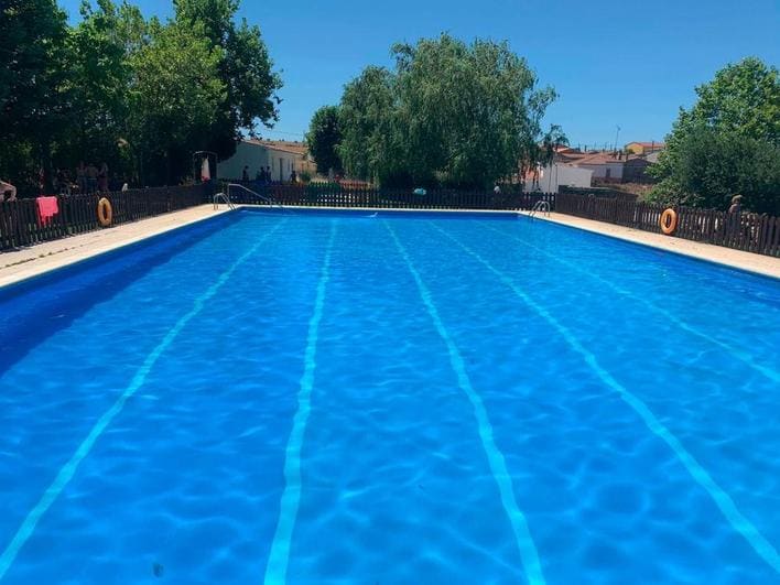 Las instalaciones de las piscinas de Carrascal del Obispo están dotadas de una amplia terraza y bar, y rodeadas de pistas deportivas y espacios de ocio.