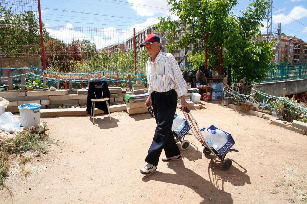 Jesús Hernández tiene que transportar hasta su huerto todos los días el agua con el que regar su huerto