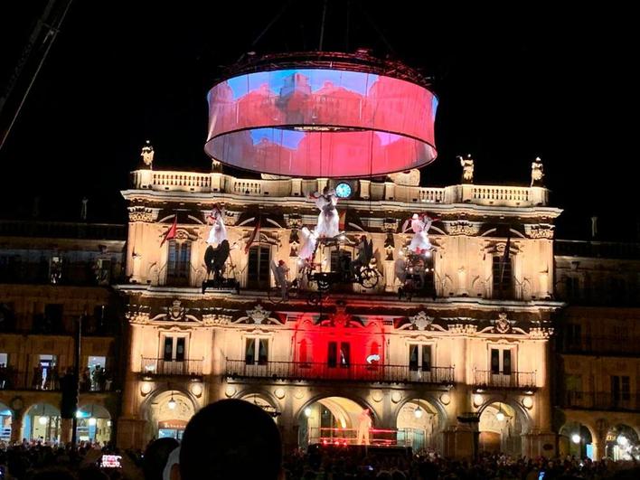 La Plaza Mayor se queda asombrada ante el espectáculo ‘Pedaleando hacia el cielo’ de Theater Tol