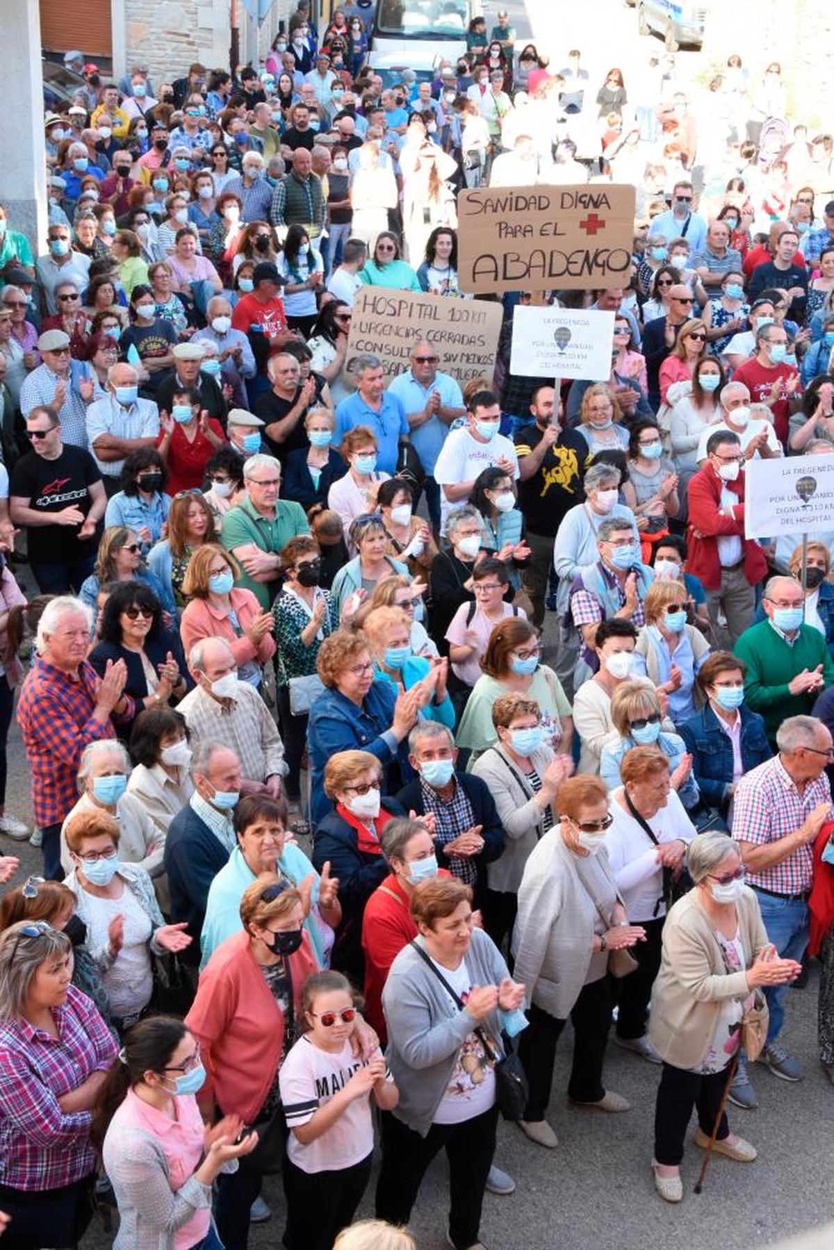 Miles de vecinos de la zona de Abadengo se manifestaron por la falta de consultas en sus pueblos.