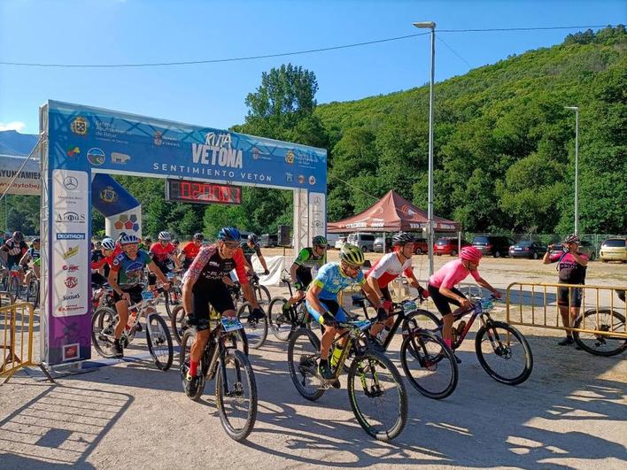 Imagen de la salida de la prueba Mini Vetona MTB, de 45 kilómetros, desde el recinto ferial de Béjar