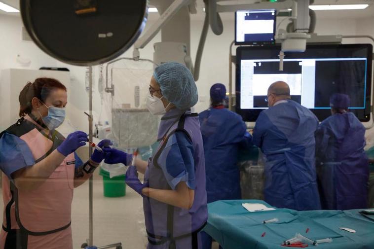 Profesionales de distintas categorías sanitarias, durante un procedimiento en el nuevo Hospital.