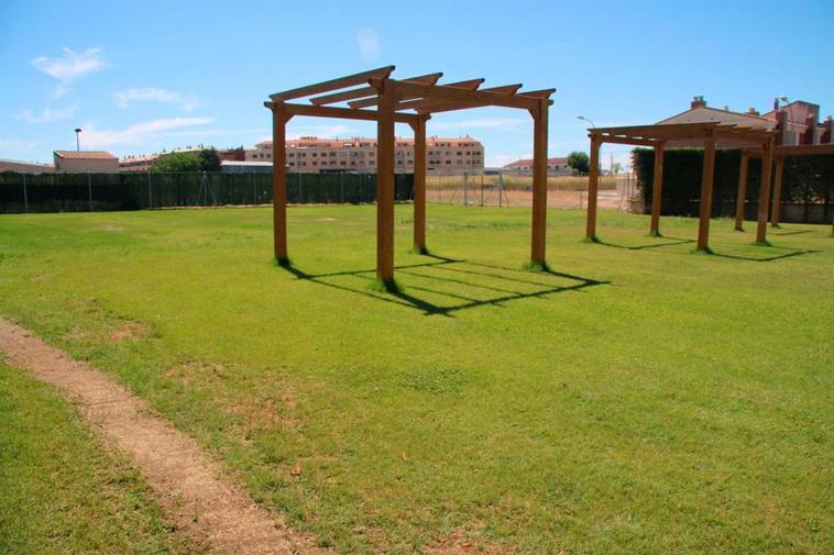 La nueva zona de pradera de césped para los usuarios de la piscina de Villares de la Reina.