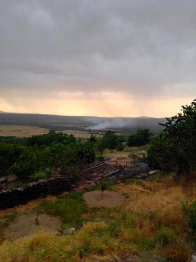 Un rayo provoca un incendio en una zona de pastos en Peromingo