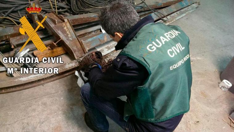 Un guardia civil en el transcurso de otra investigación por robo de cobre.