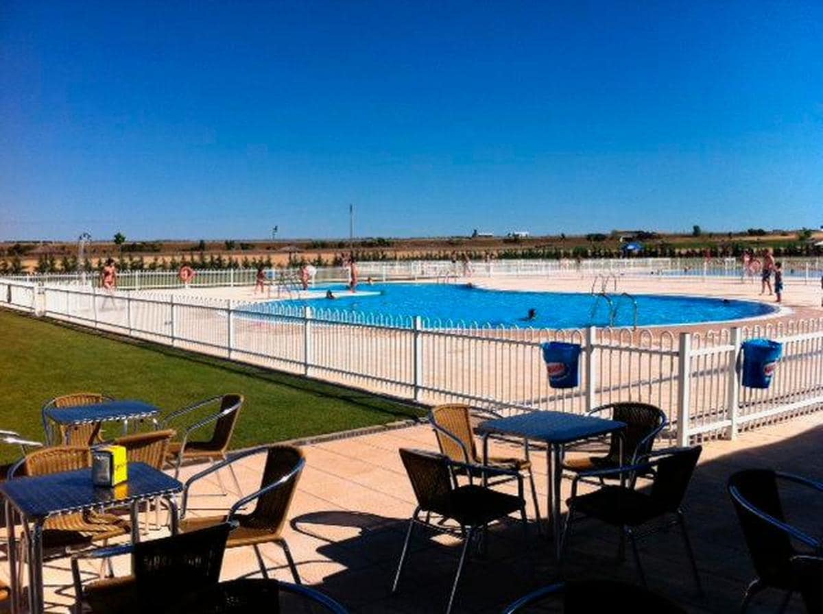 Imagen de las piscinas de Castellanos de Moriscos.